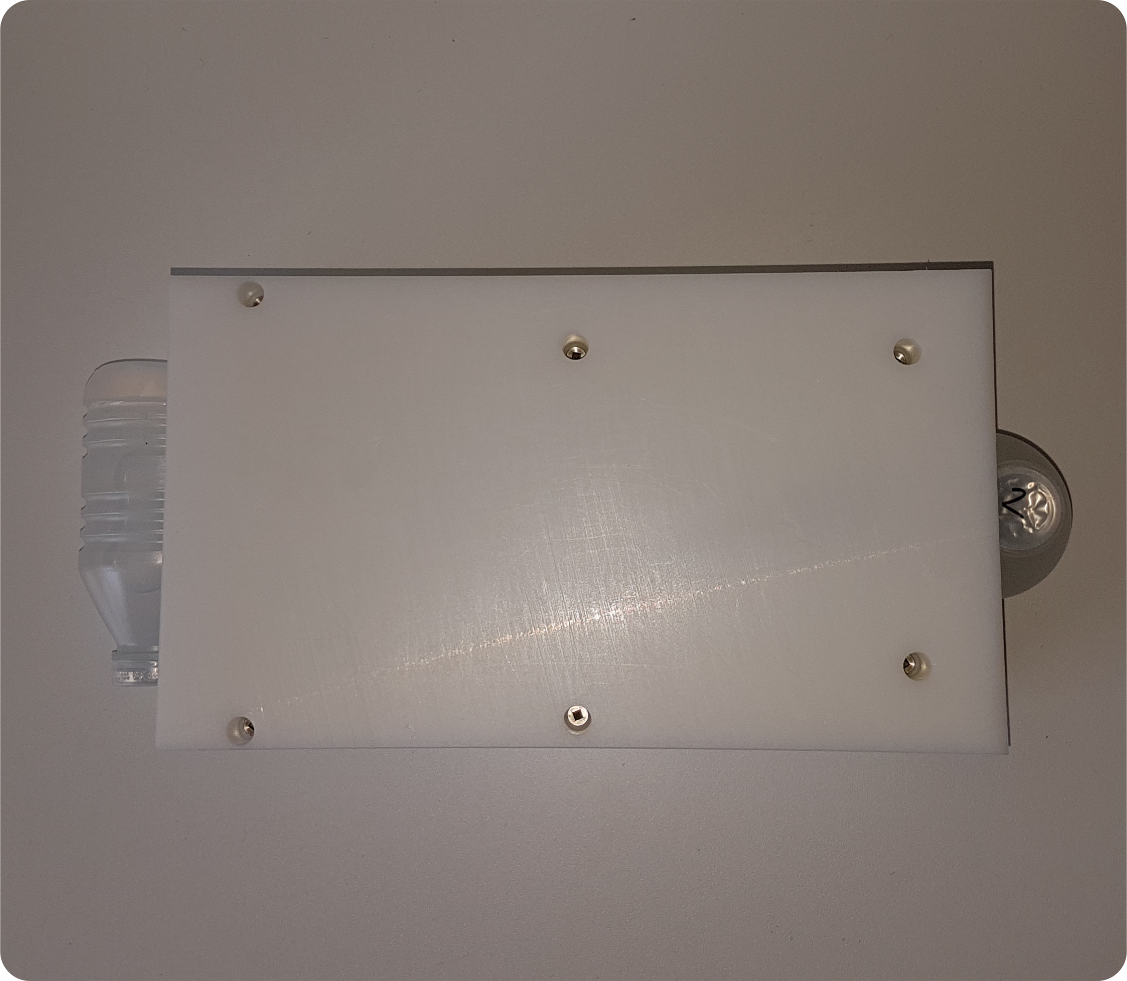 Milkshake plastic bottle being tilted 90 degrees by Achado invertor