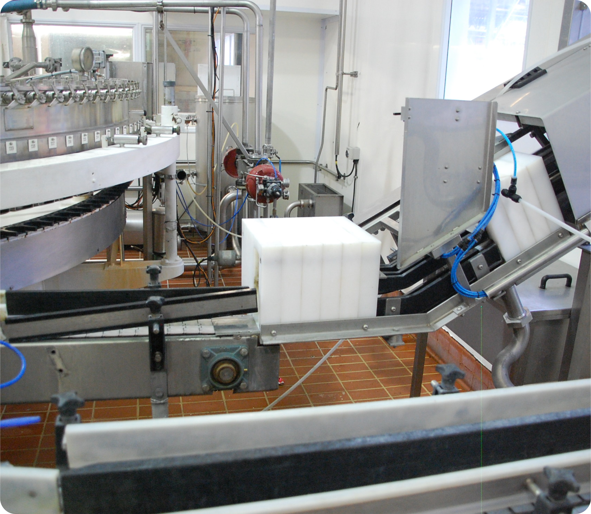 Achado twist inverter installed on a downward slope conveyor belt system