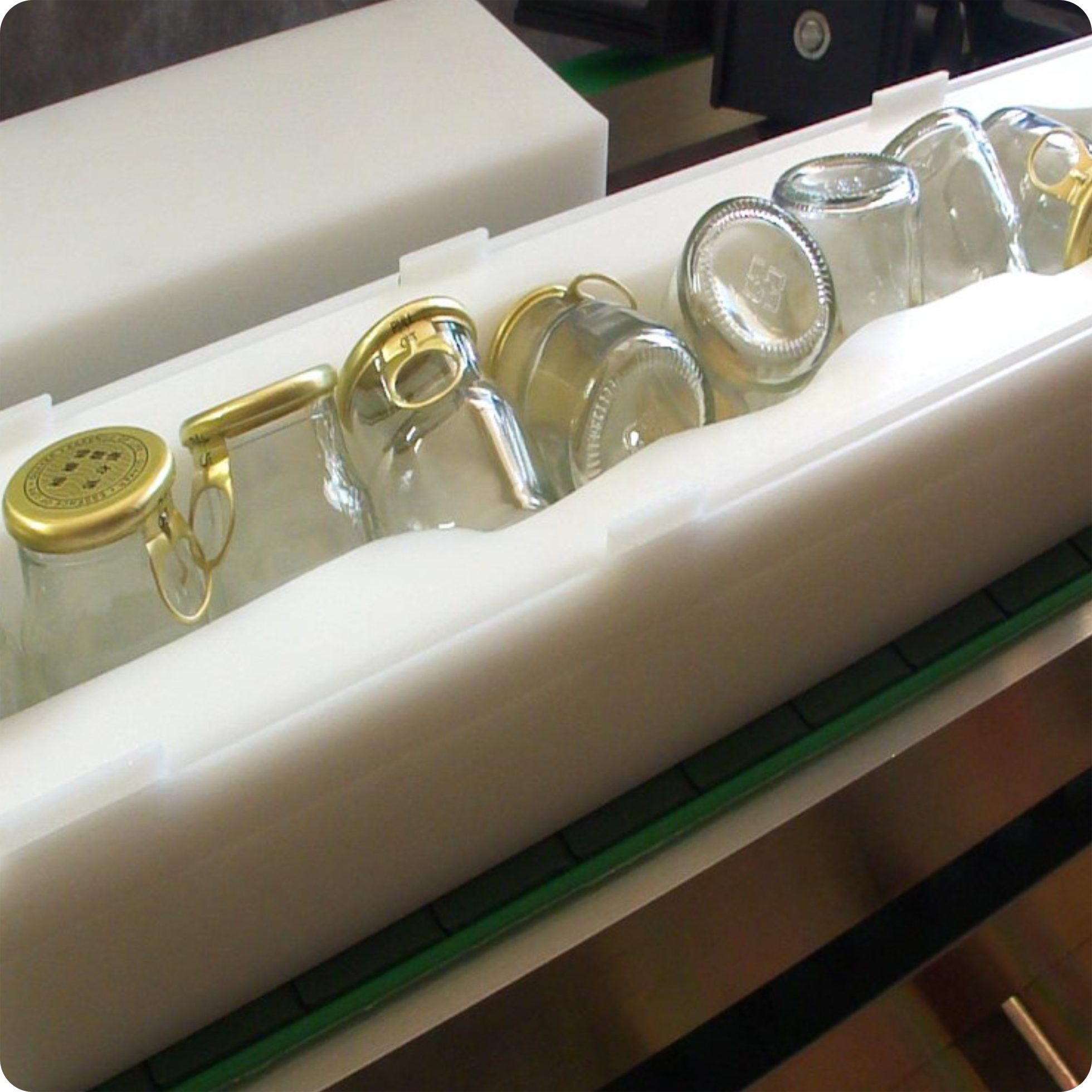 Demonstration of what happens to the glass bottles inside an Achado Twist Invertor